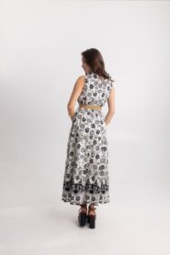 maxi-forema-ekrou-me-mauro-floral-print-giaka-kai-zoni (5)