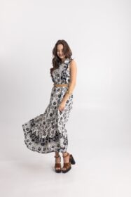 maxi-forema-ekrou-me-mauro-floral-print-giaka-kai-zoni (5)