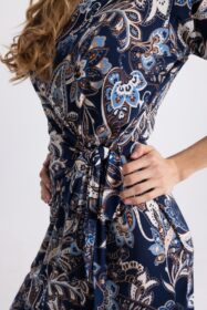 midi-kontomaniko-forema-mple-me-floral-print-kai-desimo-sti-mesi (3)