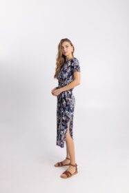 midi-kontomaniko-forema-mple-me-floral-print-kai-desimo-sti-mesi (3)