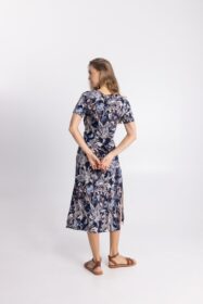 midi-kontomaniko-forema-mple-me-floral-print-kai-desimo-sti-mesi (3)