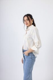 poukamiso-leuko-me-diakritiko-floral-sxedio (3)